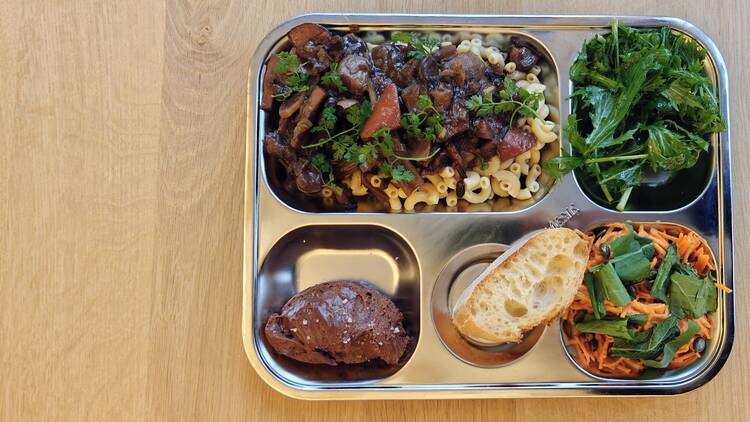 S'attabler à midi à la cantine de Chloé Charles
