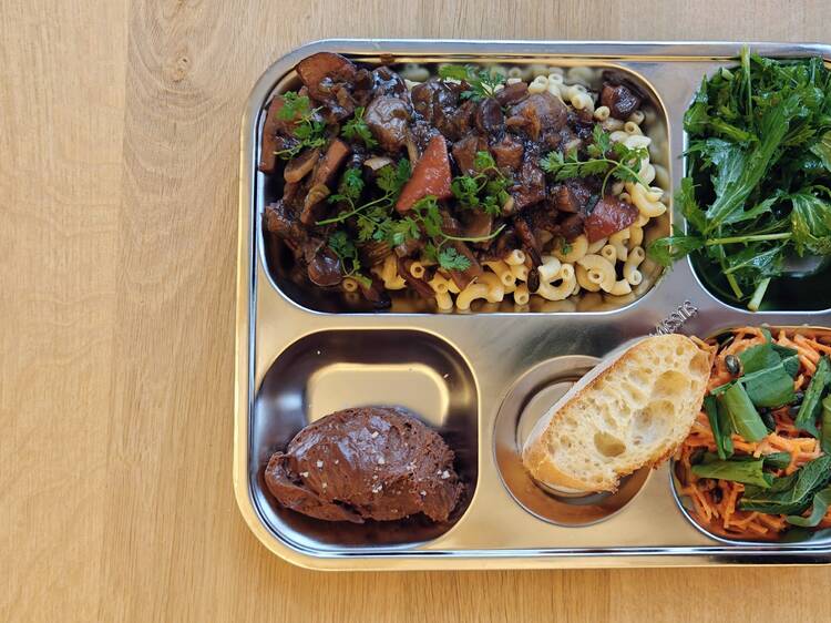 S'attabler à midi à la cantine de Chloé Charles