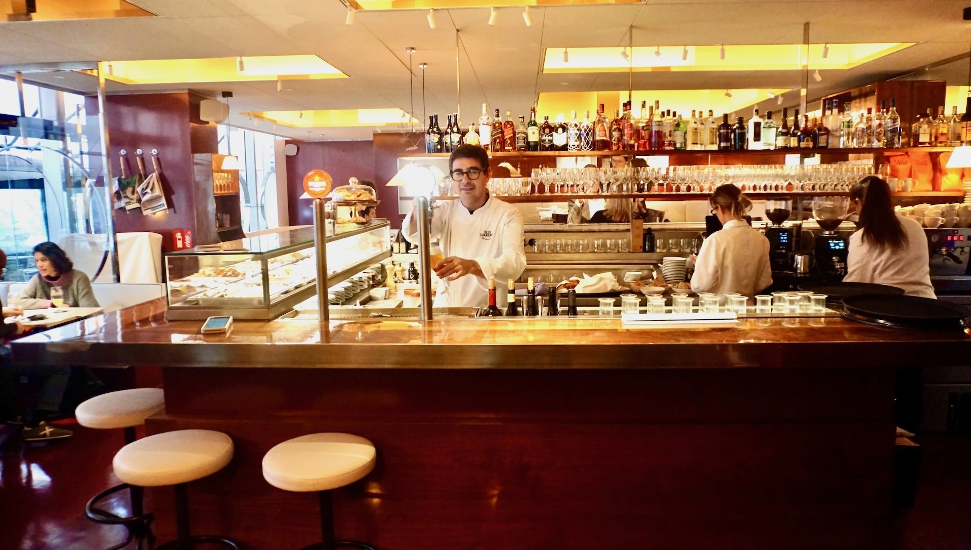 Eugeni de Diego en la barra de la Seis Cuarenta                      