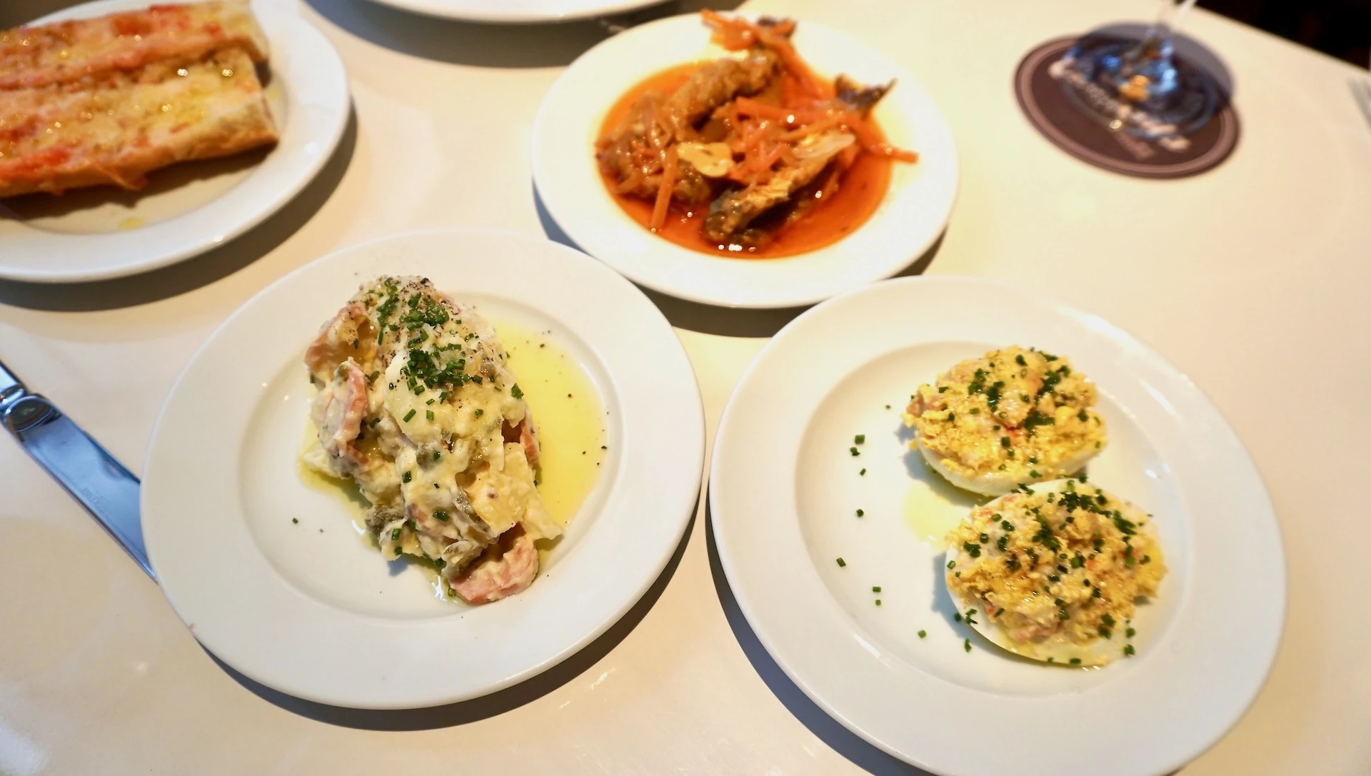 Ensalada alemana, sardinas en escabeche y huevos rellenos de la Cervecer&iacute;a Seis Cuarenta                         