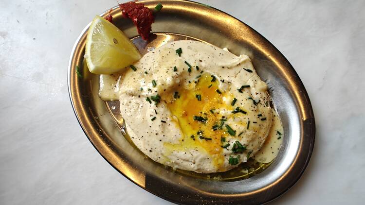 Filler fissa chez Kissa, bar à vin mélomane aux bouteilles nature et assiettes grecques