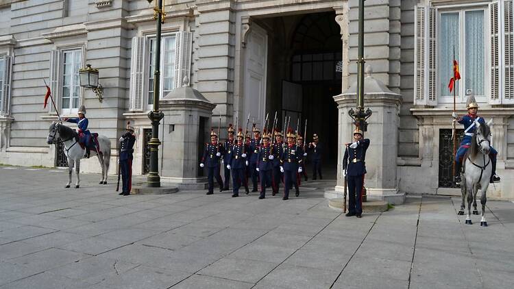 Relevos de la Guardia Real en el Palacio Real de Madrid. Patrimonio Nacional