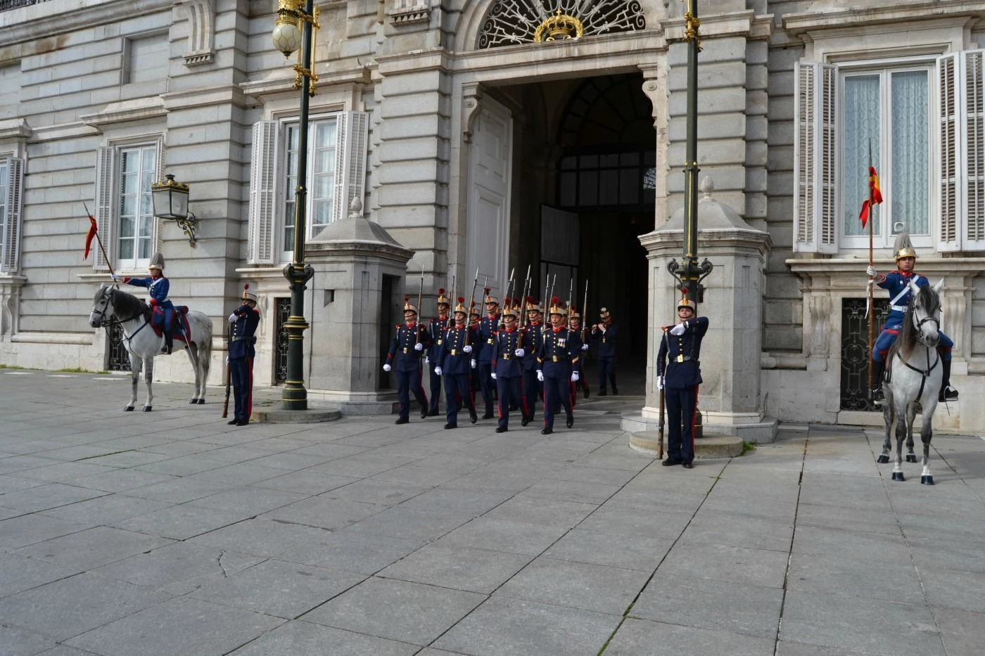 Relevos de la Guardia Real en el Palacio Real de Madrid. Patrimonio Nacional