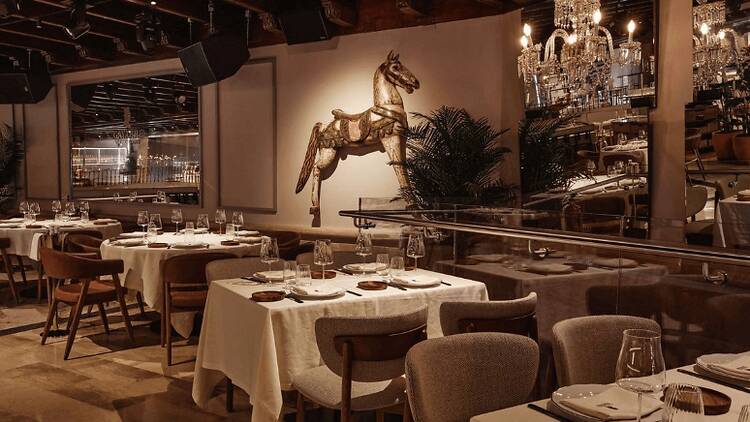 Reabre este icono de la noche en Madrid convertido en nuevo templo de las brasas: dos plantas y casi 1.000 metros cuadrados