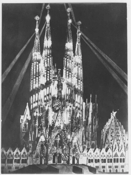 Fotograf&iacute;a de la maqueta de la Sagrada Familia iluminada (posiblemente anterior a 1919)