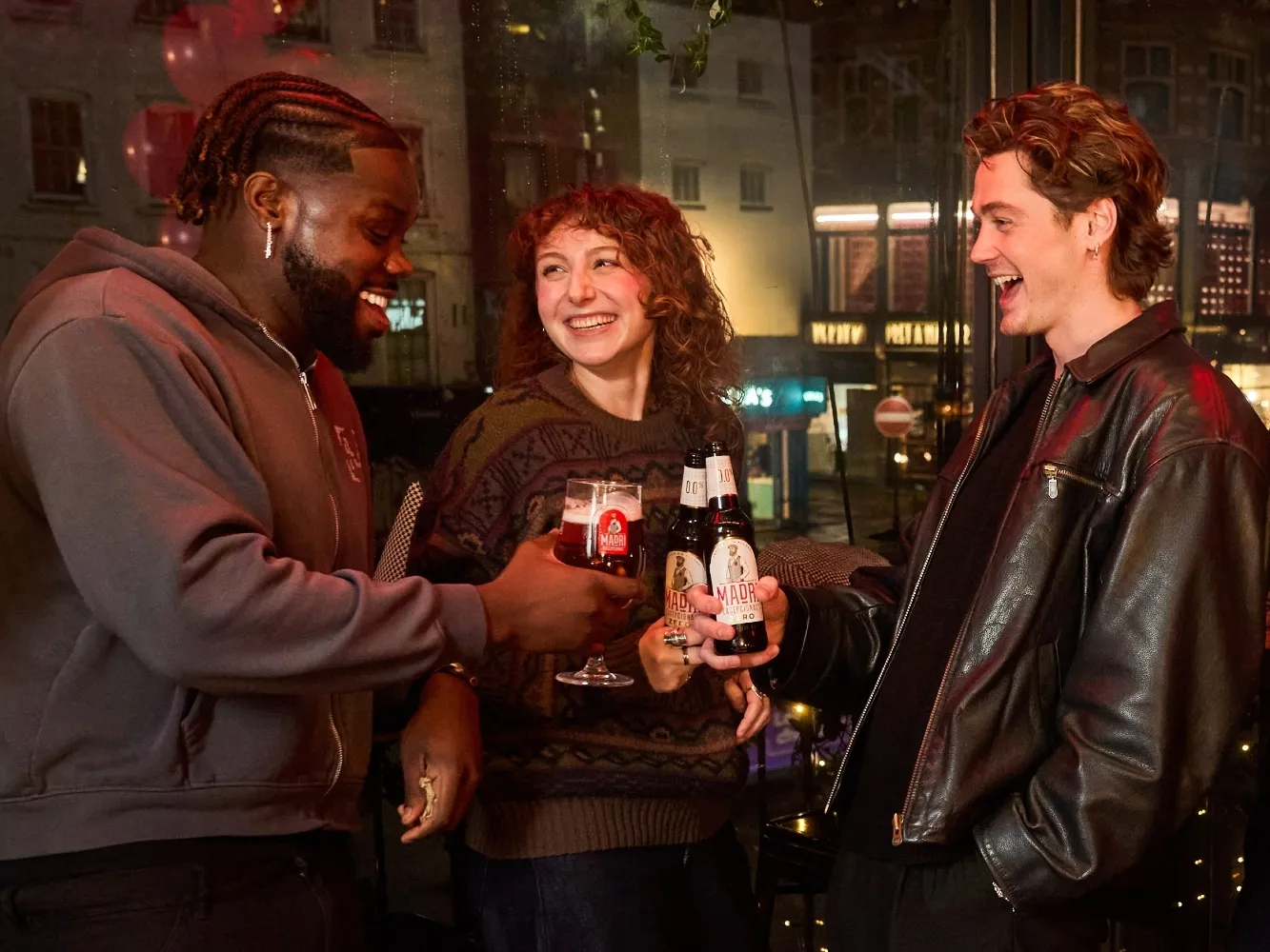 Friends enjoying Madr&iacute; Excepcional 0.0