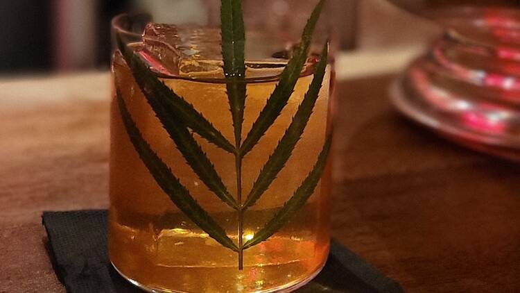 Passer chez Memento dont les cocktails et la cuisine mettent l’apéritif à l’honneur