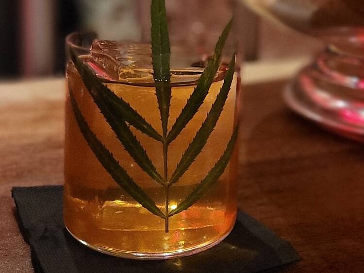 Passer chez Memento dont les cocktails et la cuisine mettent l’apéritif à l’honneur