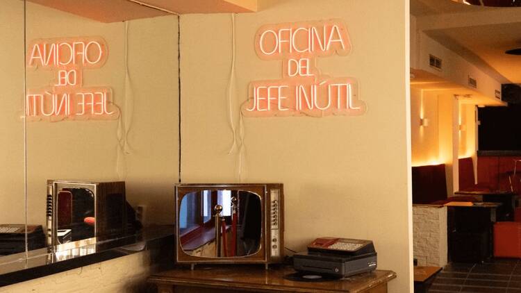 El barrio de Las Letras estrena un bar donde tomarte un 'Lágrimas de oficina' o 'Me merezco algo mejor', curiosas bebidas de hierbas calmantes para "suavizar" desde la ansiedad al estrés