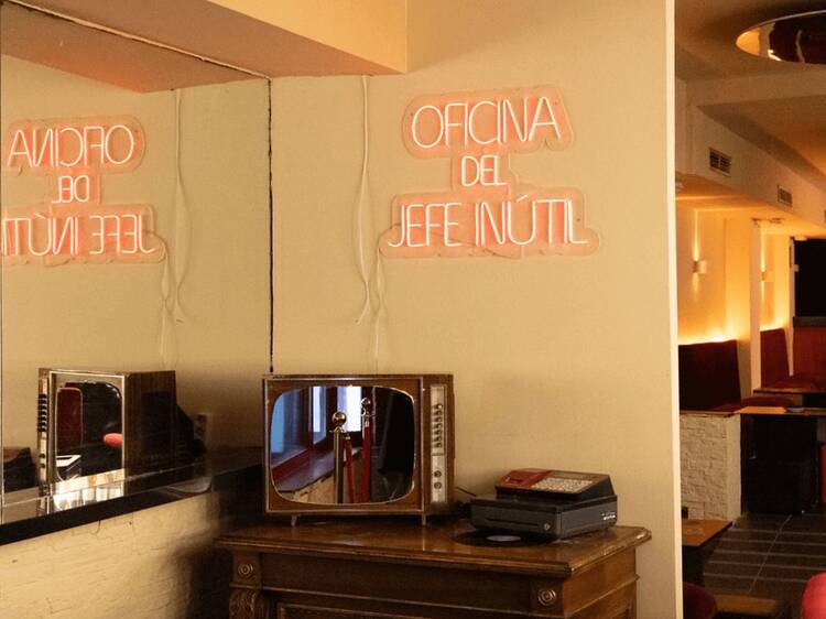 El barrio de Las Letras estrena un bar donde tomarte un 'Lágrimas de oficina' o 'Me merezco algo mejor', curiosas bebidas de hierbas calmantes para "suavizar" desde la ansiedad al estrés