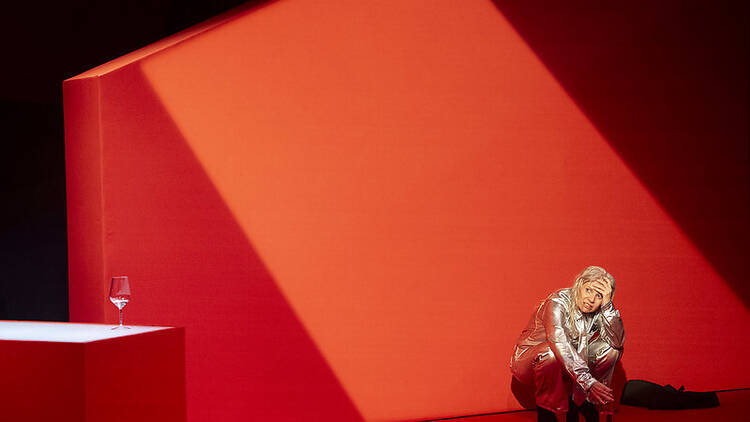 Tallar-se el peu amb una motoserra