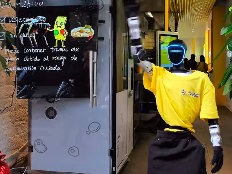 Un robot humanoide te da la bienvenida y otro cocina en este nuevo restaurante de ramen futurista de Barcelona (con platos por menos de 6 euros)