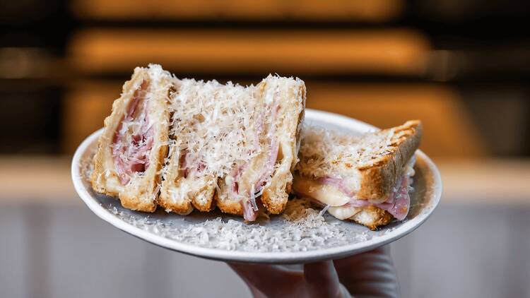 Bueno, bonito y barato para comer en la Puerta del Sol: descubrimos el tentador sándwich argentino que trae menú del día por 12€