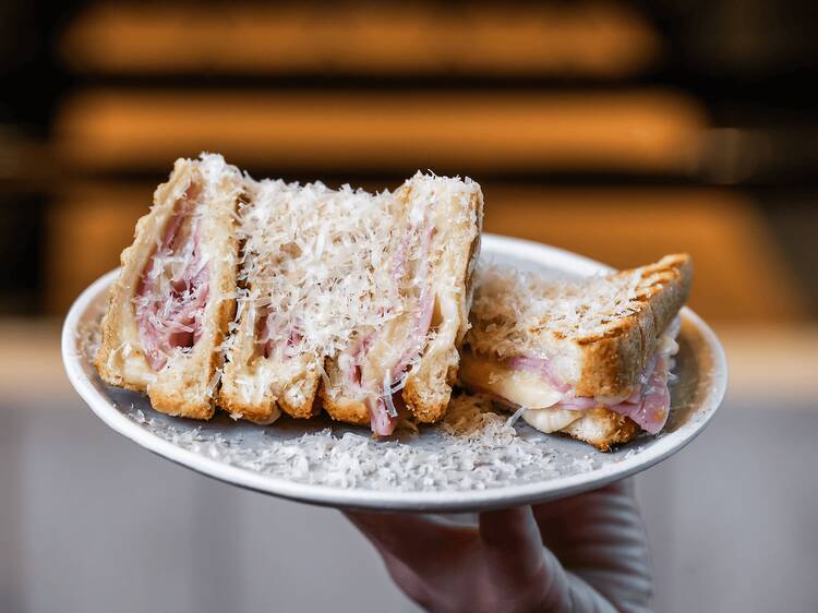 Bueno, bonito y barato para comer en la Puerta del Sol: descubrimos el tentador sándwich argentino que trae menú del día por 12€