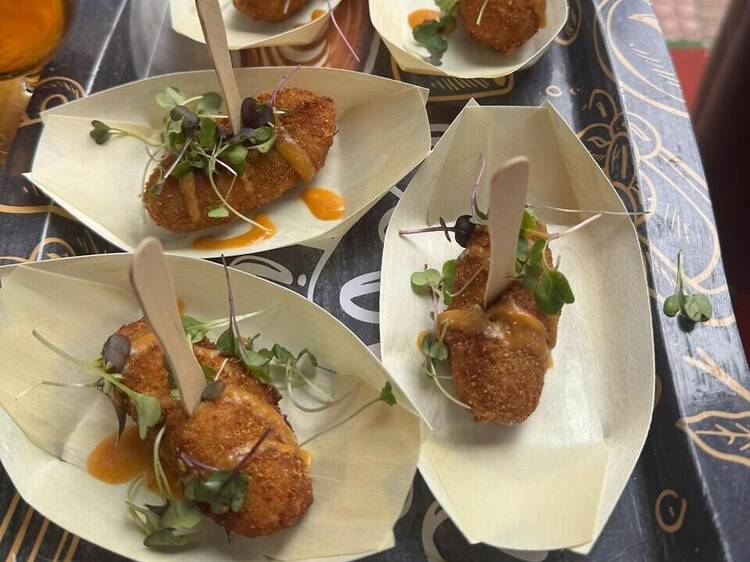 Dos croquetas y una caña por menos de 4 euros: vuelve una de las rutas más deliciosas (y económicas) de Madrid