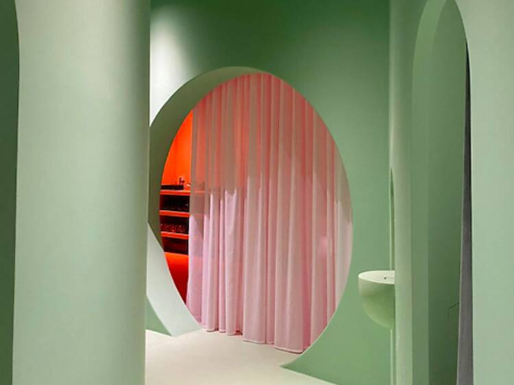 Esta cafetería y estudio de pilates de Barcelona se ha hecho viral por su curioso diseño interior