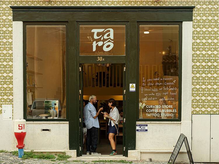 Com vinho, café, cerâmica e tatuagens, o Tarô quer ser um ponto de encontro em Alfama Com vinho, café, cerâmica e tatuagens, o Tarô quer ser um ponto de encontro em Alfama