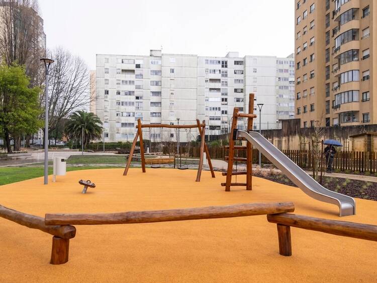 Parque infantil, bancos e bebedouros. Veja como ficou o novo Jardim Senhora do Porto