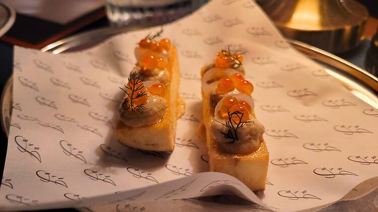 2 chunky chips with dip and roe on top