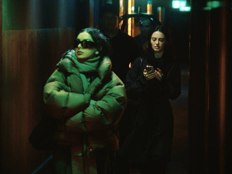 6. The Moment - สารคดีจำลองสายไฮเปอร์ป๊อปฉูดฉาด ขี้เล่น และรู้ตัวดีว่ากำลังล้อเลียนอะไรอยู่