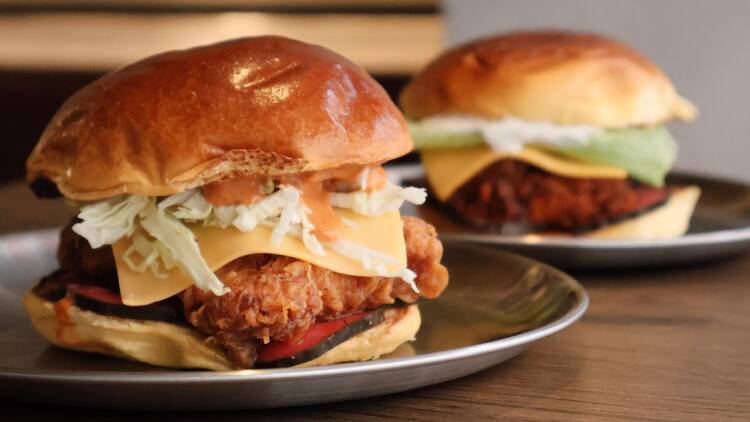 Una burger pica pollo frito en Poyo Club por 12,90 €