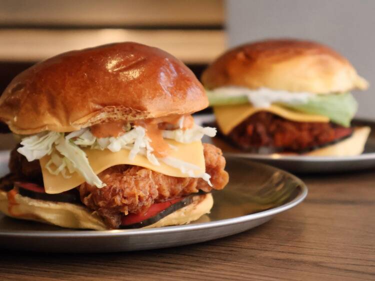 Una burger pica pollo frito en Poyo Club por 12,90 €