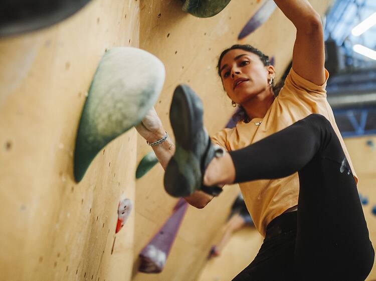 Cómo escalar por 5 € en Madrid este fin de semana: estos rocódromos ofrecen la fórmula más barata para descubrir este deporte de moda Cómo escalar por 5 € en Madrid este fin de semana: estos rocódromos ofrecen la fórmula más barata para descubrir este deporte de moda