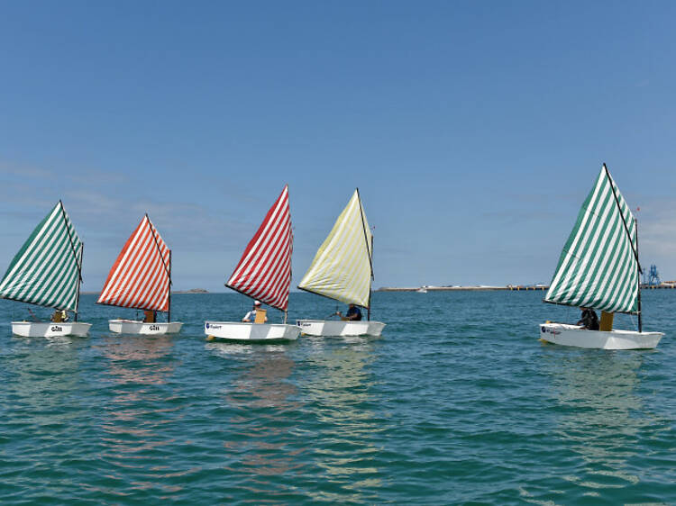 Pela primeira vez no Brasil, a regata performance de Daniel Buren toma a Baía de Guanabara Pela primeira vez no Brasil, a regata performance de Daniel Buren toma a Baía de Guanabara