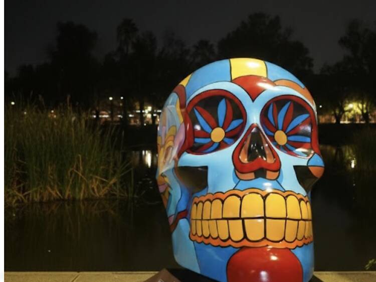 Aquí puedes ver los más de 40 cráneos gigantes intervenidos por artistas