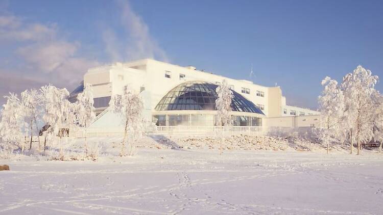 Eden kylpylähotelli lumen peitossa Oulussa Nallikarin rannalla
