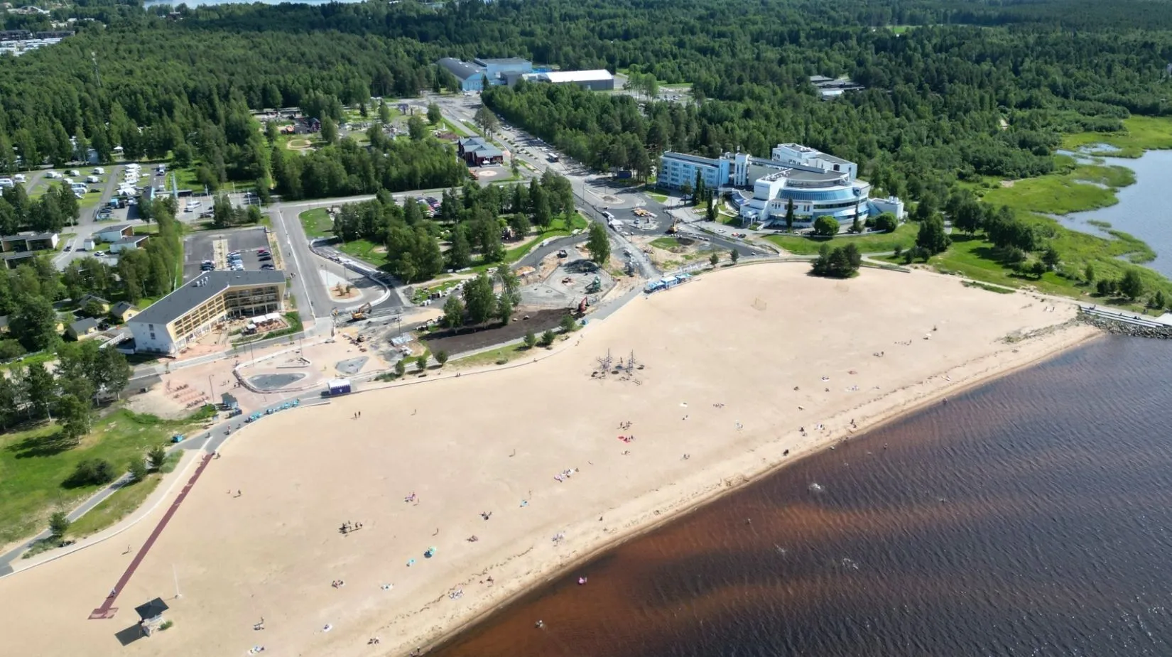 Oulun Eden kylpyl&auml;hotelli kuvattuna ylh&auml;&auml;lt&auml; edustallaan Nallikarin ranta Oulussa