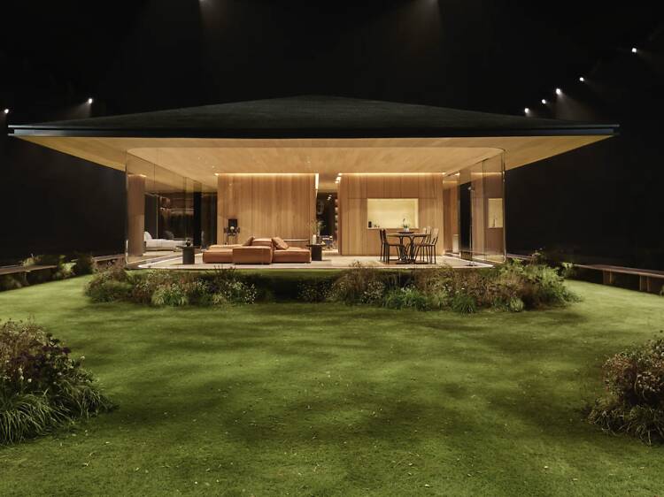 Pharrell Williams imagine une maison futuriste transparente pour Louis Vuitton à la Fashion Week de Paris