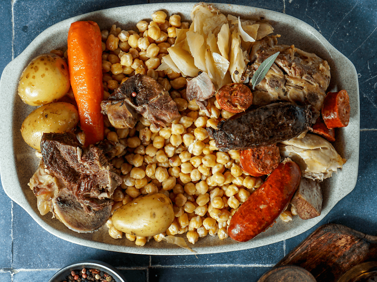 Platos de cuchareo en las villas más bonitas de Madrid: así es la nueva guía para encontrar los mejores restaurantes y descubrir las recetas más castizas