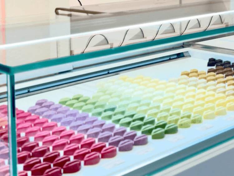 Madrid estrena una vitrina con los bombones y macarons más irresistibles: uno de los mejores pasteleros de España abre el nuevo templo dulce Madrid estrena una vitrina con los bombones y macarons más irresistibles: uno de los mejores pasteleros de España abre el nuevo templo dulce