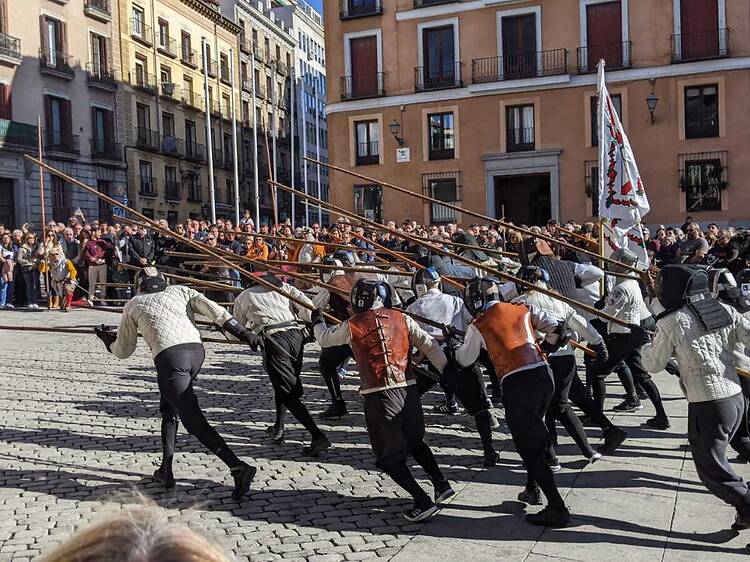 Como el cuadro de Velázquez: los tercios y sus lanzas toman esta antigua plaza del centro de Madrid con recreaciones históricas, desfiles y taller de esgrima