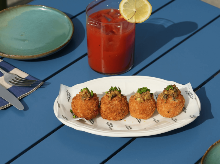 La nueva terraza para el tardeo, vecina de Circolo Popolare y Honest Greens, triunfa con un plato de brócoli La nueva terraza para el tardeo, vecina de Circolo Popolare y Honest Greens, triunfa con un plato de brócoli