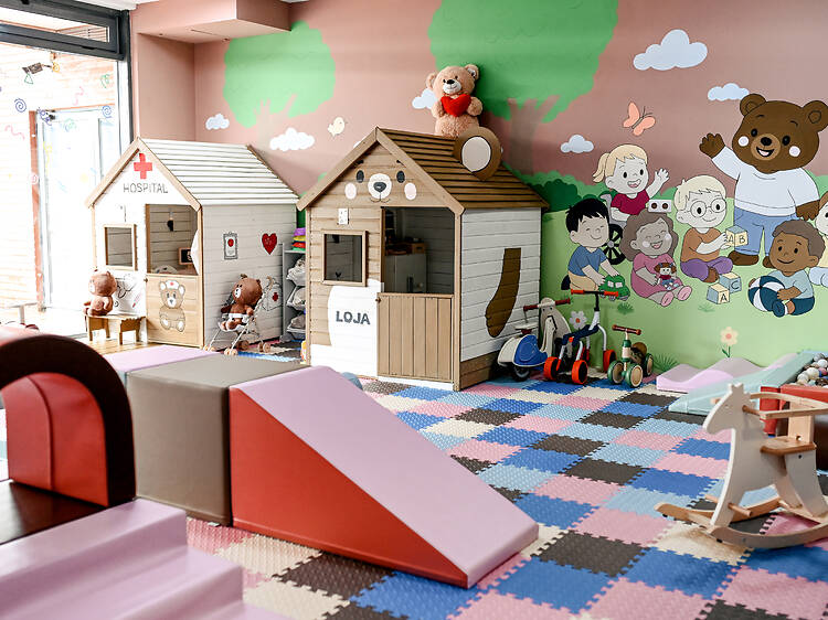 No Teddy and Friends, as crianças brincam, os pais relaxam No Teddy and Friends, as crianças brincam, os pais relaxam