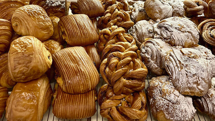Boulangerie Marcon leivonnaisvitriini Tampereella, jossa esillä croissantteja ja muita ranskalaisia leivonnaisia.