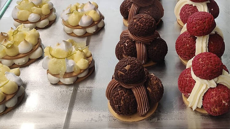 Erilaisia ranskalaisia leivoksia Boulangerie Marcon vitriinissä Tampereella.