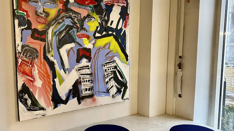 Suuri värikäs taideteos seinällä ja istumapaikkoja lattialla Boulangerie Marcon tiloissa Tampereella.