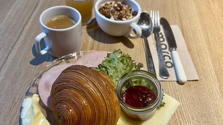 Croissant, juustoa, leikkeleitä, hilloa ja kahvi sekä mehu pöydässä Boulangerie Marco -kahvilassa Tampereella.