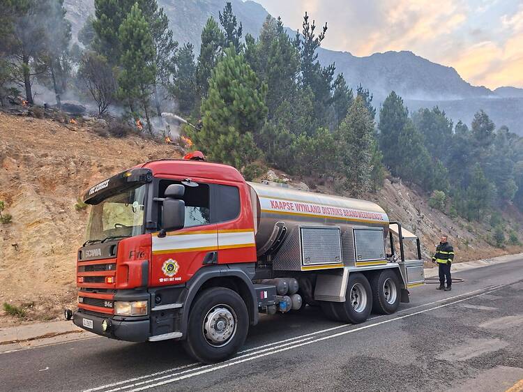 UPDATE: Franschhoek Pass open, firefighting efforts continue