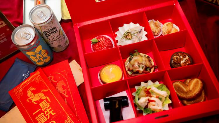 新年好去處｜「萬麗新春電車」穿梭港島：登上復古開篷電車，歎九款精選美點、DIY 馬年專屬揮春