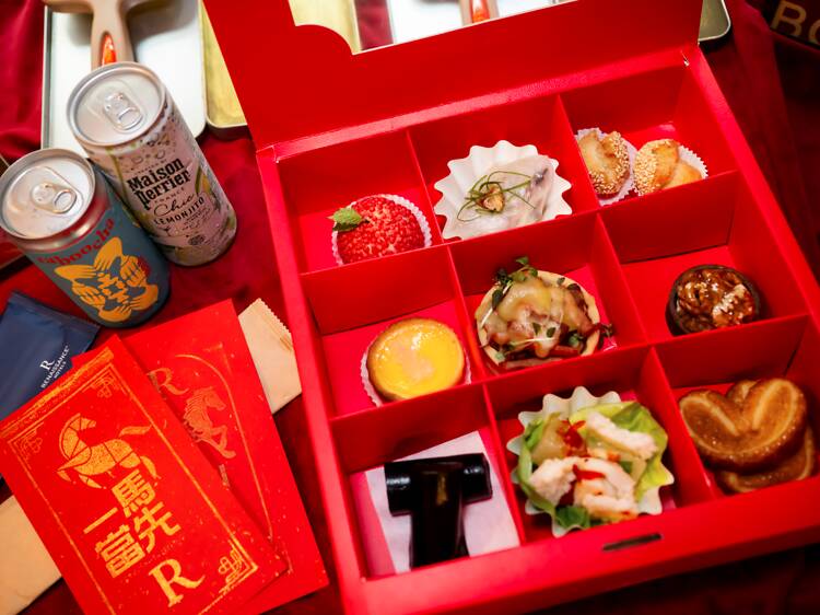 新年好去處｜「萬麗新春電車」穿梭港島：登上復古開篷電車，歎九款精選美點、DIY 馬年專屬揮春