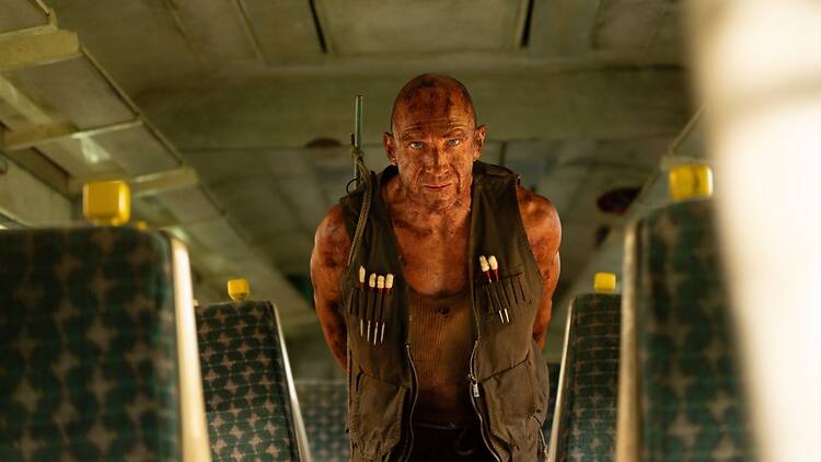 Ralph Fiennes junan sisällä elokuvassa 28 vuotta myöhemmin: Luutemppeli Ralph Fiennes junan sisällä elokuvassa 28 vuotta myöhemmin: Luutemppeli