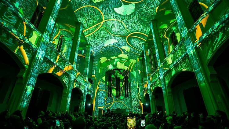 Vihreäsävyinen multimediateos on heijastettu kirkon sisätiloihin