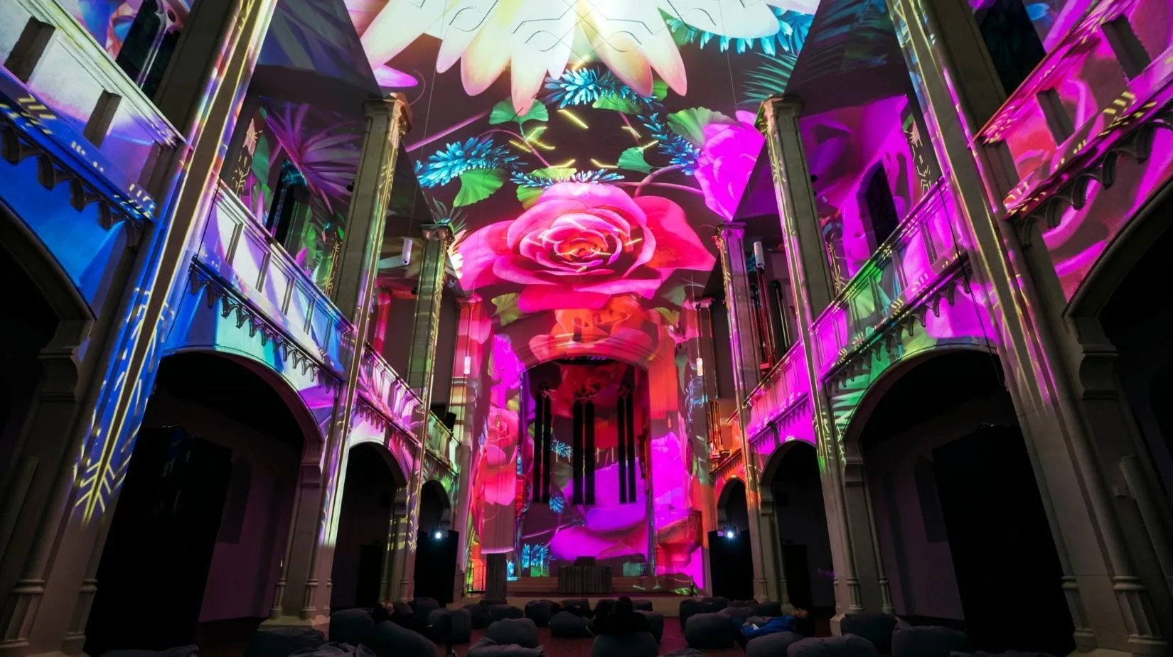 Kirkon sis&auml;tiloihin on heijastettu multimediaesityksess&auml; ruusu ja muita kuvioita