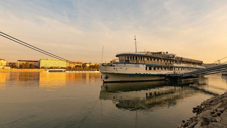 Grand Jules Boat Hotel