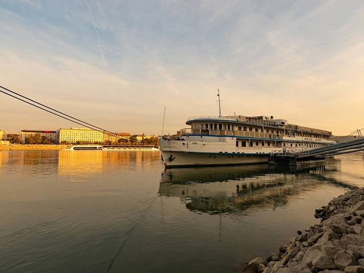 Grand Jules Boat Hotel