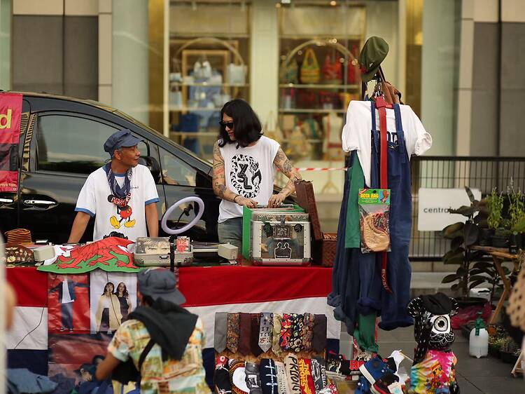 ‘เปิดท้ายส่ายก้น’ ชวนช็อปสินค้าวินเทจมือสอง พร้อมปาร์ตี้สุดมันส์บนดาดฟ้า JJ Mall 29–31 มกราคมนี้ ‘เปิดท้ายส่ายก้น’ ชวนช็อปสินค้าวินเทจมือสอง พร้อมปาร์ตี้สุดมันส์บนดาดฟ้า JJ Mall 29–31 มกราคมนี้